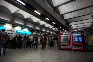 Paris, Fransa Paris Metro iç 30 Eylül 2016. Moskova sonra Avrupa'nın ikinci en işlek metro sistemi olduğunu.