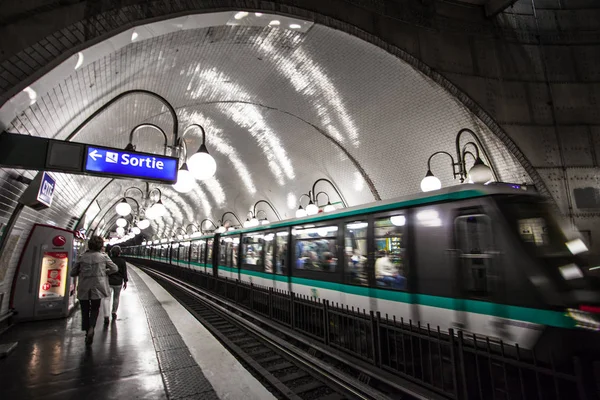 2016 日にパリ フランス パリの地下鉄のインテリア それはモスクワの後 ヨーロッパで 番目忙しい地下鉄システムです — ストック写真