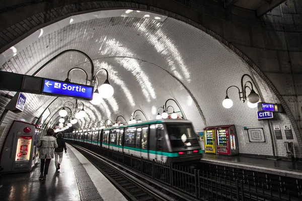 法国巴黎地铁内部于2016年9月30日 这是欧洲仅次于莫斯科的第二繁忙的地铁系统 — 图库照片