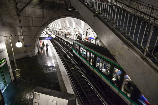 法国巴黎地铁内部于2016年9月30日 这是欧洲仅次于莫斯科的第二繁忙的地铁系统 — 图库照片