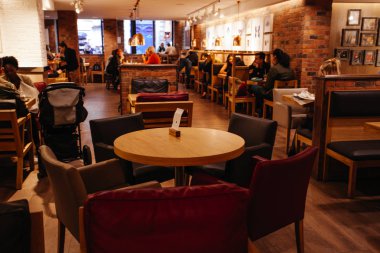 Paris - 1 Ekim 2016: Star Cafe kafeterya iç Montmartre alan t 1 Ekim Paris, Fransa. Montmartre alandır arasında en popüler destinasyonlarda Paris Le Consulat olduğu tipik bir kafe.