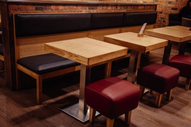 Paris - 1 Ekim 2016: Star Cafe kafeterya iç Montmartre alan t 1 Ekim Paris, Fransa. Montmartre alandır arasında en popüler destinasyonlarda Paris Le Consulat olduğu tipik bir kafe.