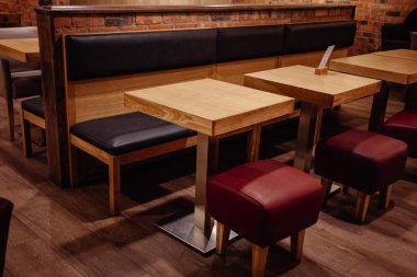 Paris - 1 Ekim 2016: Star Cafe kafeterya iç Montmartre alan t 1 Ekim Paris, Fransa. Montmartre alandır arasında en popüler destinasyonlarda Paris Le Consulat olduğu tipik bir kafe.