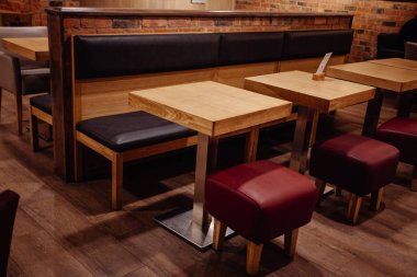 Paris - 1 Ekim 2016: Star Cafe kafeterya iç Montmartre alan t 1 Ekim Paris, Fransa. Montmartre alandır arasında en popüler destinasyonlarda Paris Le Consulat olduğu tipik bir kafe.