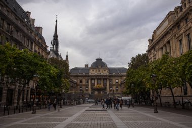 Paris, Fransa - 1 Ekim 2016: Bulutlu ve yağmurlu bir günde Paris Adalet Sarayı turist ziyaret edin.