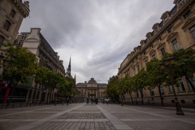 Paris, Fransa - 1 Ekim 2016: Bulutlu ve yağmurlu bir günde Paris Adalet Sarayı turist ziyaret edin.