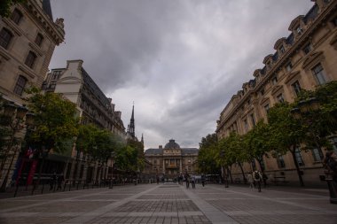 Paris, Fransa - 1 Ekim 2016: Bulutlu ve yağmurlu bir günde Paris Adalet Sarayı turist ziyaret edin.