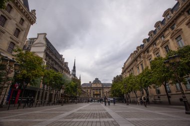 Paris, Fransa - 1 Ekim 2016: Bulutlu ve yağmurlu bir günde Paris Adalet Sarayı turist ziyaret edin.