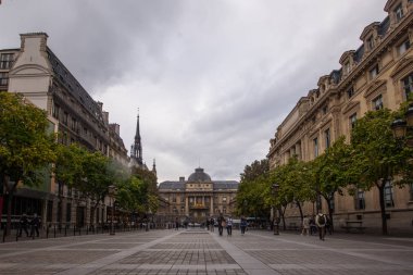 Paris, Fransa - 1 Ekim 2016: Bulutlu ve yağmurlu bir günde Paris Adalet Sarayı turist ziyaret edin.
