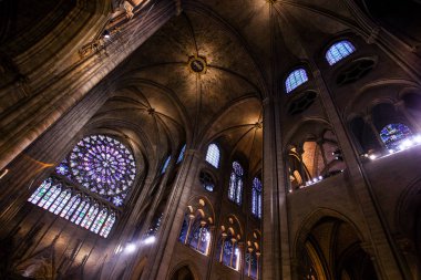 Paris - October1, 2016: Notre Dame de Paris Katedrali iç 1 Ekim 2016. Notre Dame inşaat 1163 yılında başladı ve yıl 1345 tamamlandı.