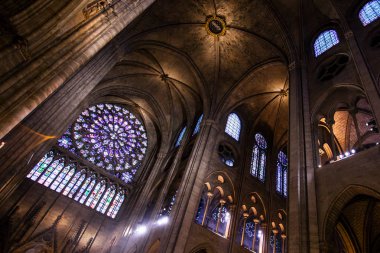 Paris - October1, 2016: Notre Dame de Paris Katedrali iç 1 Ekim 2016. Notre Dame inşaat 1163 yılında başladı ve yıl 1345 tamamlandı.