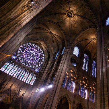 Paris - October1, 2016: Notre Dame de Paris Katedrali iç 1 Ekim 2016. Notre Dame inşaat 1163 yılında başladı ve yıl 1345 tamamlandı.