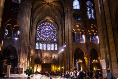 Paris - October1, 2016: Notre Dame de Paris Katedrali iç 1 Ekim 2016. Notre Dame inşaat 1163 yılında başladı ve yıl 1345 tamamlandı.