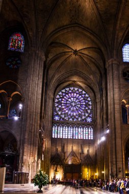 Paris - October1, 2016: Notre Dame de Paris Katedrali iç 1 Ekim 2016. Notre Dame inşaat 1163 yılında başladı ve yıl 1345 tamamlandı.