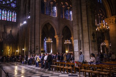 Paris - October1, 2016: Notre Dame de Paris Katedrali iç 1 Ekim 2016. Notre Dame inşaat 1163 yılında başladı ve yıl 1345 tamamlandı.