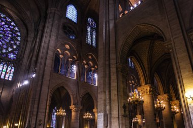 Paris - October1, 2016: Notre Dame de Paris Katedrali iç 1 Ekim 2016. Notre Dame inşaat 1163 yılında başladı ve yıl 1345 tamamlandı.