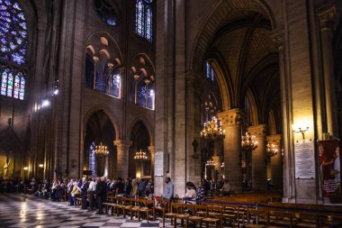 Paris - October1, 2016: Notre Dame de Paris Katedrali iç 1 Ekim 2016. Notre Dame inşaat 1163 yılında başladı ve yıl 1345 tamamlandı.