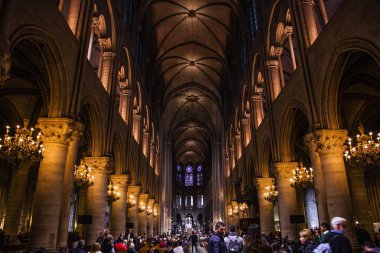 Paris - October1, 2016: Notre Dame de Paris Katedrali iç 1 Ekim 2016. Notre Dame inşaat 1163 yılında başladı ve yıl 1345 tamamlandı.