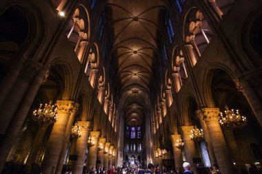 Paris - October1, 2016: Notre Dame de Paris Katedrali iç 1 Ekim 2016. Notre Dame inşaat 1163 yılında başladı ve yıl 1345 tamamlandı.