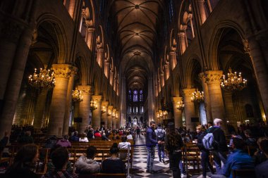 Paris - October1, 2016: Notre Dame de Paris Katedrali iç 1 Ekim 2016. Notre Dame inşaat 1163 yılında başladı ve yıl 1345 tamamlandı.