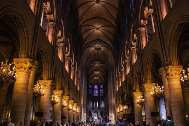 Paris - October1, 2016: Notre Dame de Paris Katedrali iç 1 Ekim 2016. Notre Dame inşaat 1163 yılında başladı ve yıl 1345 tamamlandı.