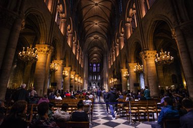 Paris - October1, 2016: Notre Dame de Paris Katedrali iç 1 Ekim 2016. Notre Dame inşaat 1163 yılında başladı ve yıl 1345 tamamlandı.