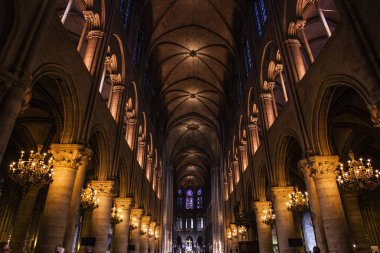 Paris - October1, 2016: Notre Dame de Paris Katedrali iç 1 Ekim 2016. Notre Dame inşaat 1163 yılında başladı ve yıl 1345 tamamlandı.