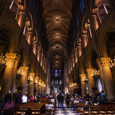 Paris - October1, 2016: Notre Dame de Paris Katedrali iç 1 Ekim 2016. Notre Dame inşaat 1163 yılında başladı ve yıl 1345 tamamlandı.