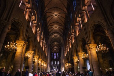 Paris - October1, 2016: Notre Dame de Paris Katedrali iç 1 Ekim 2016. Notre Dame inşaat 1163 yılında başladı ve yıl 1345 tamamlandı.