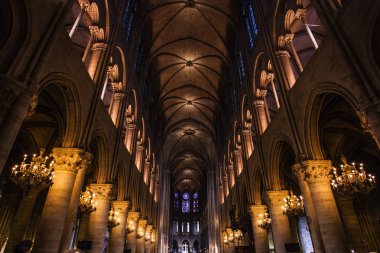 Paris - October1, 2016: Notre Dame de Paris Katedrali iç 1 Ekim 2016. Notre Dame inşaat 1163 yılında başladı ve yıl 1345 tamamlandı.