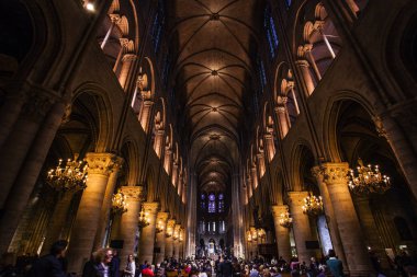 Paris - October1, 2016: Notre Dame de Paris Katedrali iç 1 Ekim 2016. Notre Dame inşaat 1163 yılında başladı ve yıl 1345 tamamlandı.