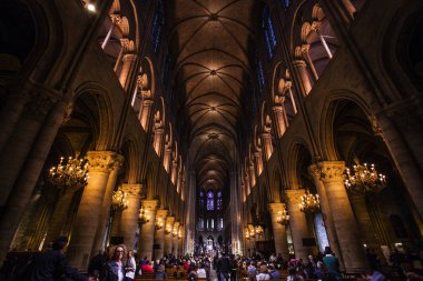 Paris - October1, 2016: Notre Dame de Paris Katedrali iç 1 Ekim 2016. Notre Dame inşaat 1163 yılında başladı ve yıl 1345 tamamlandı.