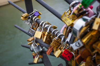 Paris, Fransa-1 Ekim 2016: aşk asma kilitler, Paris Pont de l'Archevche. Sonsuza kadar aşk kilitleri çiftler sevgi dolu binlerce sembolize.