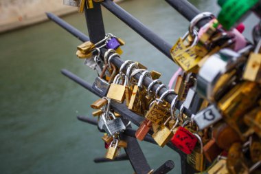 Paris, Fransa-1 Ekim 2016: aşk asma kilitler, Paris Pont de l'Archevche. Sonsuza kadar aşk kilitleri çiftler sevgi dolu binlerce sembolize.