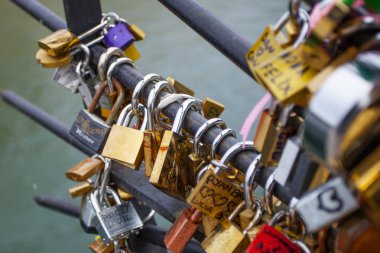 Paris, Fransa-1 Ekim 2016: aşk asma kilitler, Paris Pont de l'Archevche. Sonsuza kadar aşk kilitleri çiftler sevgi dolu binlerce sembolize.
