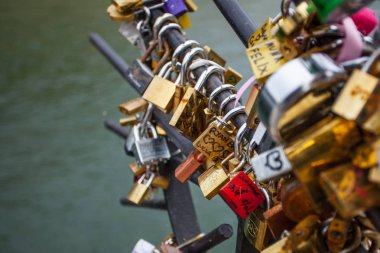 Paris, Fransa-1 Ekim 2016: aşk asma kilitler, Paris Pont de l'Archevche. Sonsuza kadar aşk kilitleri çiftler sevgi dolu binlerce sembolize.
