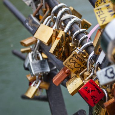Paris, Fransa-1 Ekim 2016: aşk asma kilitler, Paris Pont de l'Archevche. Sonsuza kadar aşk kilitleri çiftler sevgi dolu binlerce sembolize.