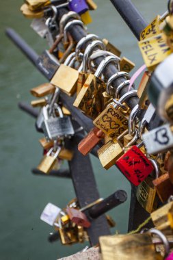 Paris, Fransa-1 Ekim 2016: aşk asma kilitler, Paris Pont de l'Archevche. Sonsuza kadar aşk kilitleri çiftler sevgi dolu binlerce sembolize.