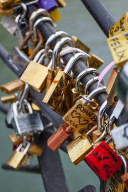 Paris, Fransa-1 Ekim 2016: aşk asma kilitler, Paris Pont de l'Archevche. Sonsuza kadar aşk kilitleri çiftler sevgi dolu binlerce sembolize.
