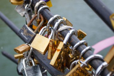 Paris, Fransa-1 Ekim 2016: aşk asma kilitler, Paris Pont de l'Archevche. Sonsuza kadar aşk kilitleri çiftler sevgi dolu binlerce sembolize.