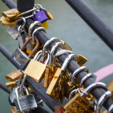 Paris, Fransa-1 Ekim 2016: aşk asma kilitler, Paris Pont de l'Archevche. Sonsuza kadar aşk kilitleri çiftler sevgi dolu binlerce sembolize.