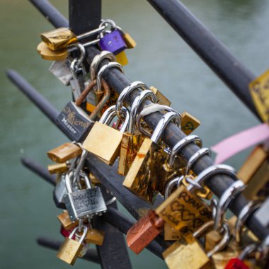 Paris, Fransa-1 Ekim 2016: aşk asma kilitler, Paris Pont de l'Archevche. Sonsuza kadar aşk kilitleri çiftler sevgi dolu binlerce sembolize.