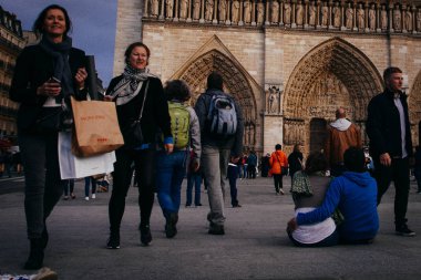 Fransa. Paris - 1 Ekim 2016: Cathedrale Notre Dame de Paris ziyaret turistler en ünlü katedral (1163-1345) Cite adanın yarısı Doğu üzerinde olduğunu.