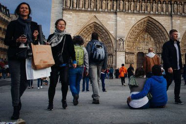 Fransa. Paris - 1 Ekim 2016: Cathedrale Notre Dame de Paris ziyaret turistler en ünlü katedral (1163-1345) Cite adanın yarısı Doğu üzerinde olduğunu.