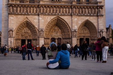 Fransa. Paris - 1 Ekim 2016: Cathedrale Notre Dame de Paris ziyaret turistler en ünlü katedral (1163-1345) Cite adanın yarısı Doğu üzerinde olduğunu.
