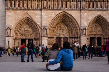 Fransa. Paris - 1 Ekim 2016: Cathedrale Notre Dame de Paris ziyaret turistler en ünlü katedral (1163-1345) Cite adanın yarısı Doğu üzerinde olduğunu.