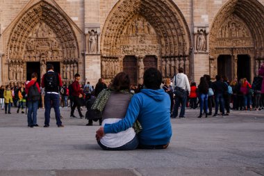 Fransa. Paris - 1 Ekim 2016: Cathedrale Notre Dame de Paris ziyaret turistler en ünlü katedral (1163-1345) Cite adanın yarısı Doğu üzerinde olduğunu.
