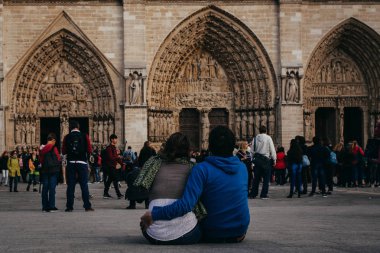 Fransa. Paris - 1 Ekim 2016: Cathedrale Notre Dame de Paris ziyaret turistler en ünlü katedral (1163-1345) Cite adanın yarısı Doğu üzerinde olduğunu.