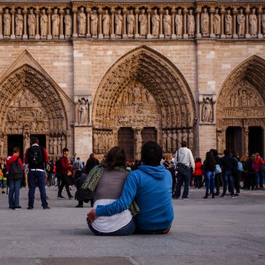 Fransa. Paris - 1 Ekim 2016: Cathedrale Notre Dame de Paris ziyaret turistler en ünlü katedral (1163-1345) Cite adanın yarısı Doğu üzerinde olduğunu.
