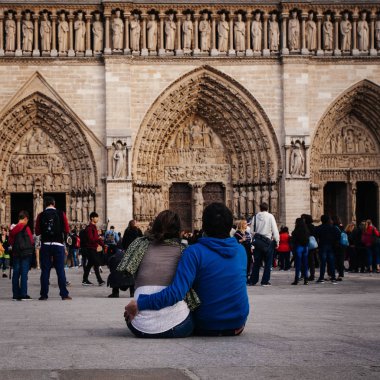 Fransa. Paris - 1 Ekim 2016: Cathedrale Notre Dame de Paris ziyaret turistler en ünlü katedral (1163-1345) Cite adanın yarısı Doğu üzerinde olduğunu.